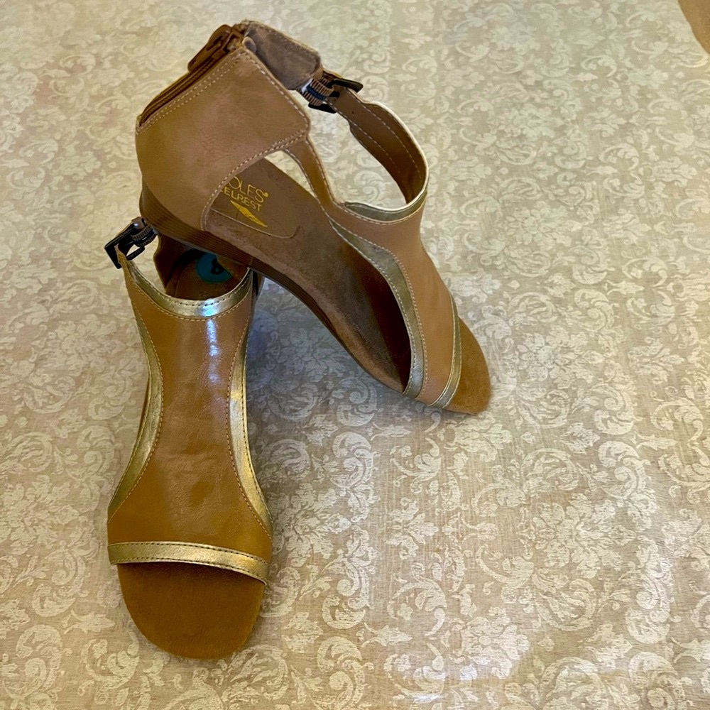 ✅🆕 Aerosoles heel test tan with gold trim sandel/ shoes - Picture 1 of 12